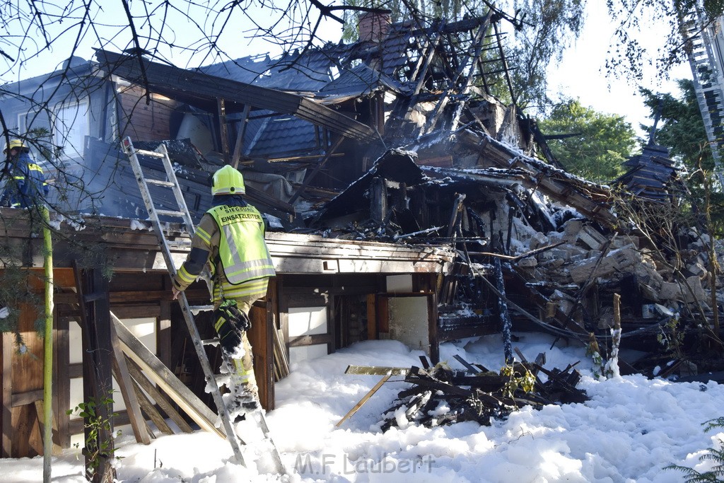 Grossfeuer Einfamilienhaus Siegburg Muehlengrabenstr P1221.JPG - Miklos Laubert